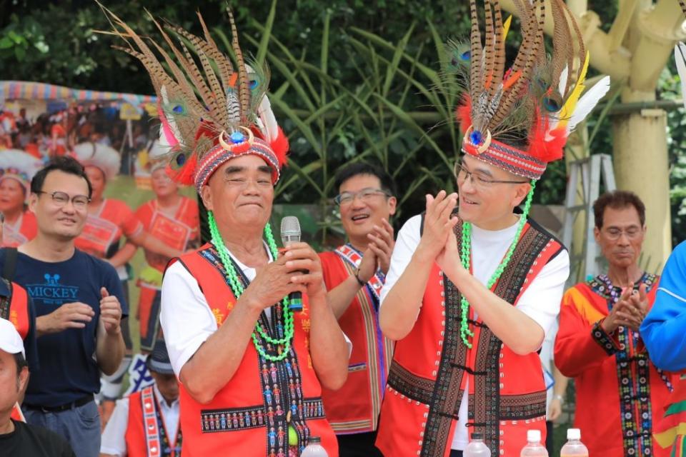 基隆原住民聯合豐年祭二十六日登場，市長謝國樑穿著傳統服飾與族人同歡。（記者鄭鈞云翻攝）