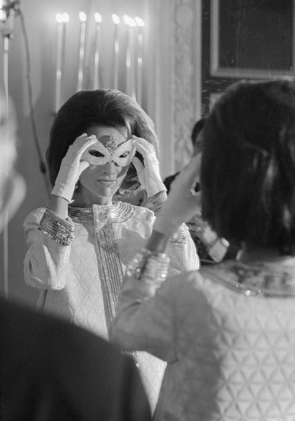 Lee Radziwill adjusts her mask after arrival at the ball.<span class="copyright">Bettmann Archive/Getty Images</span>