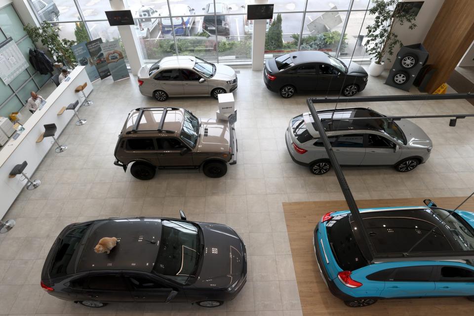 Autos der Marke Lada in einem russischen Autohaus. - Copyright: picture alliance/dpa/TASS | Alexander Shcherbak