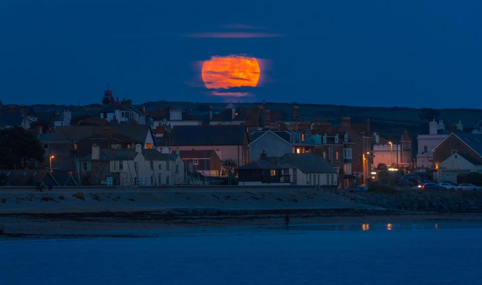 A rare super moon rises over the market town of Marazion, Cornwall 30/08/2023