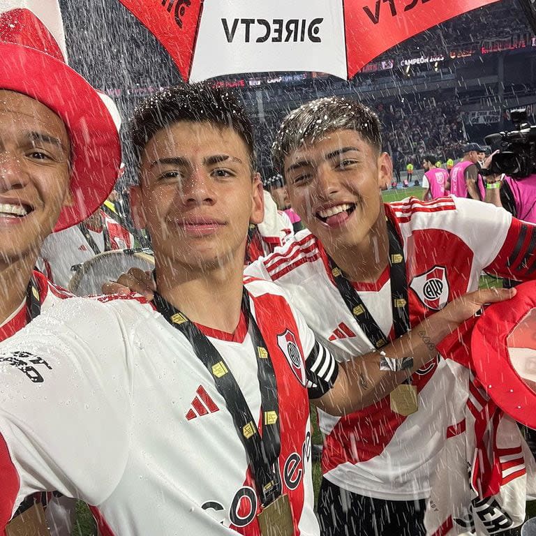 Claudio Echeverri celebra la conquista del Trofeo de Campeones con River