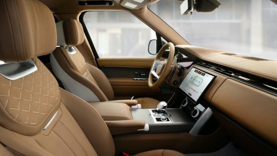 Range Rover SV全車座椅採用半苯胺頂級皮革包覆，並具備通風、加熱、記憶與熱石按摩等舒適功能。(圖片來源/ JLR)