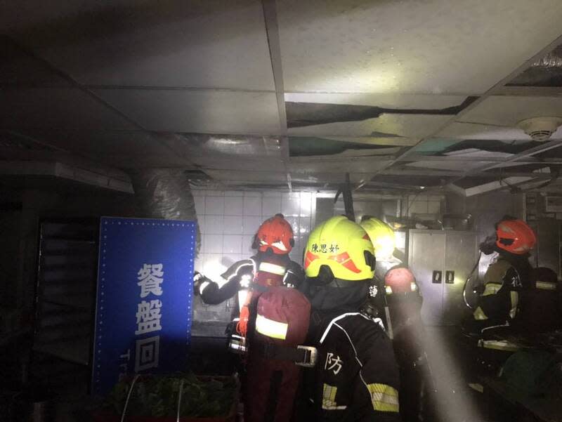 遠雄海洋公園餐廳廚房火警  警消到場打火 花蓮縣壽豐鄉遠雄海洋公園主題樂園廚房31日上午起 火，消防人員獲報趕抵，確認為餐廳配膳區的天花板 夾層起火燃燒，並進行滅火、射水降溫，幸當時園區 尚未開園，無人員受傷。 （花蓮縣消防局提供） 中央社記者李先鳳傳真  113年3月31日 