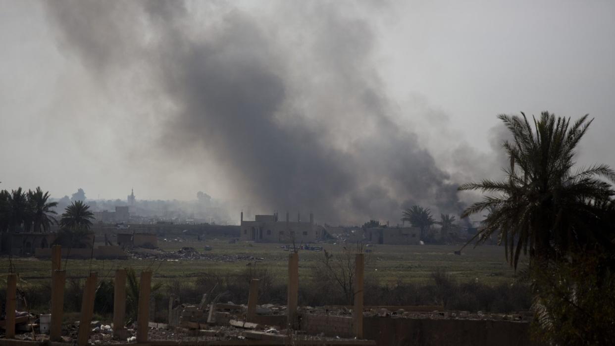 Rauch steigt auf aus Baghus: Die kurdischen Truppen scheinen der letzten IS-Bastion in Syrien den entscheidenden Schlag versetzt zu haben. Foto: Maya Alleruzzo/AP