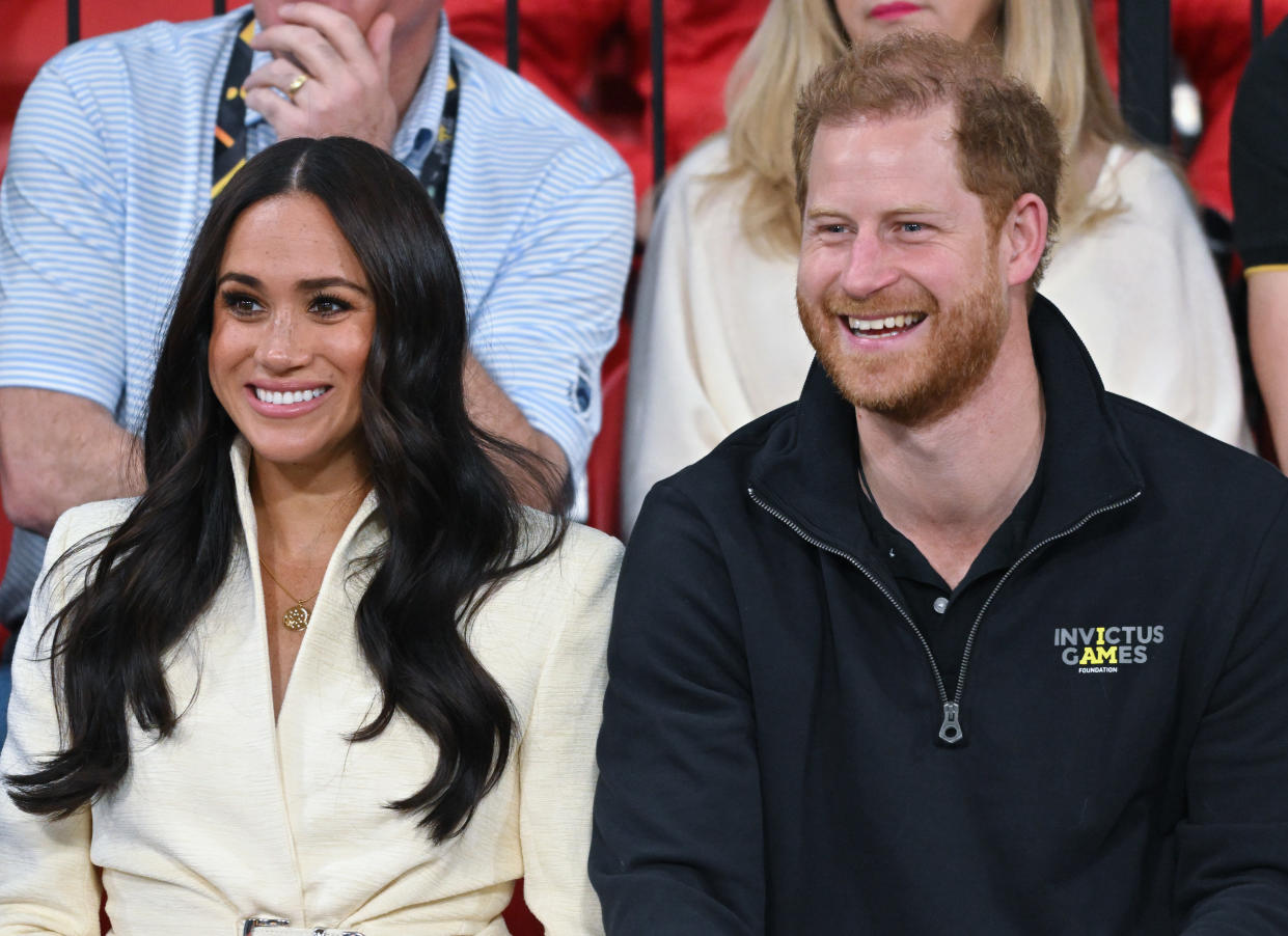 THE HAGUE, NETHERLANDS - APRIL 17: Prince Harry, Duke of Sussex and Meghan, Duchess of Sussex attend the sitting volleyball event during the Invictus Games at Zuiderpark on April 17, 2022 in The Hague, Netherlands. (Photo by Karwai Tang/WireImage)