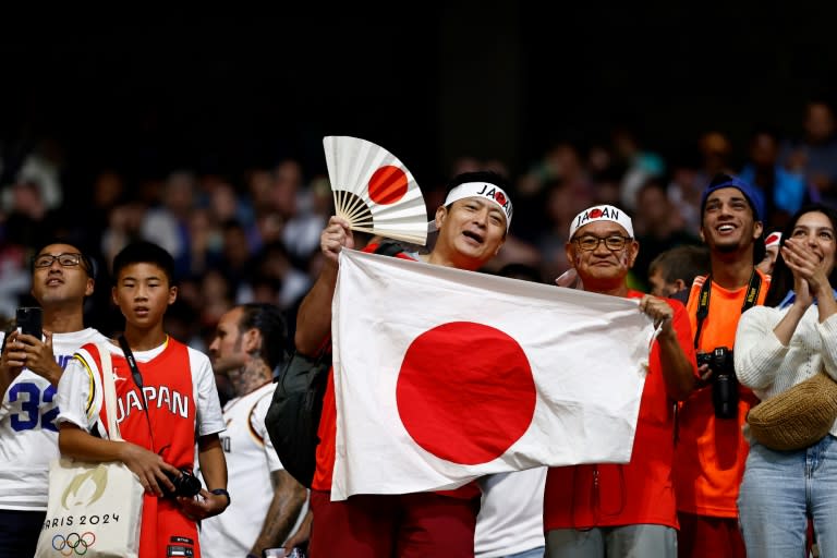 Hinchas de la selección japonesa de básquet, el 27 de julio en Lille durante los Juegos Olímpicos (Sameer Al-Doumy)