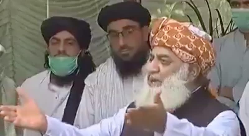 ▲伊斯蘭宗教領袖雷曼（ Fazal-ur-Rehman ）近日提出「防疫絕招」，竟是鼓勵民眾睡覺防疫。（圖／翻攝自推特）