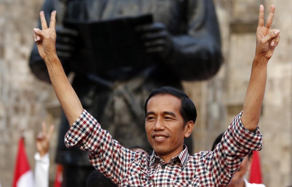 Indonesian presidential candidate Joko "Jokowi" Widodo gestures during a rally in Proklamasi Monument Park in Jakarta July 9, 2014. Both Jokowi and Prabowo Subianto claimed victory in Indonesia's presidential election on Wednesday, suggesting there could be a drawn out constitutional battle to decide who will next lead the world's third-largest democracy. REUTERS/Darren Whiteside (INDONESIA - Tags: ELECTIONS POLITICS)