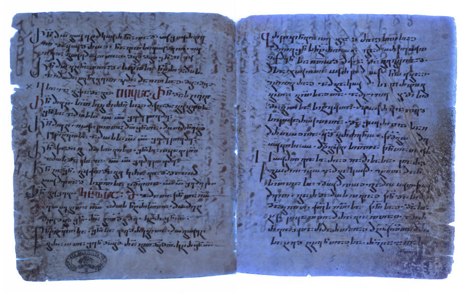 Das Fragment der Übersetzung des Neuen Testaments ist unter ultraviolettem Licht erkennbar. (Bild: Vatican Library)