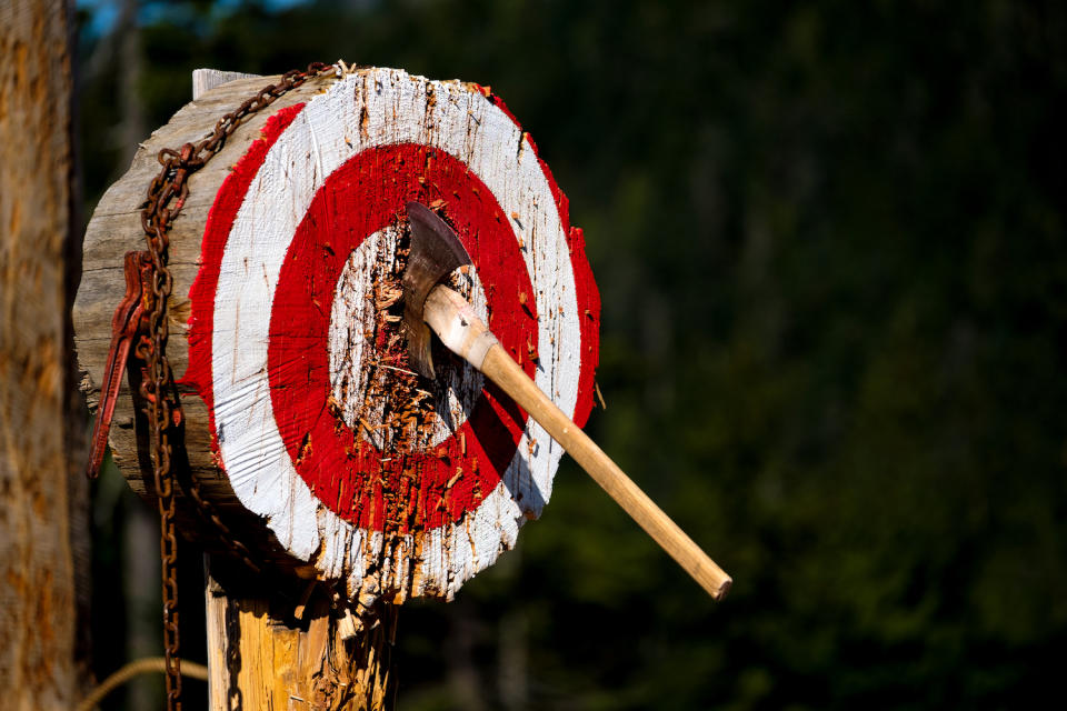 Axtwerfen ist vor allem bei vielen Großstädtern gerade wieder äußerst beliebt. (Symbolbild: Getty Images)