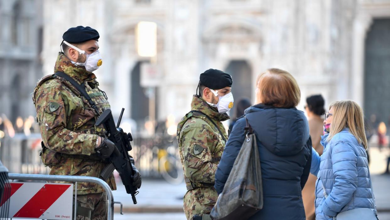 Soldaten mit Schutzmasken in der Innenstadt von Mailand.