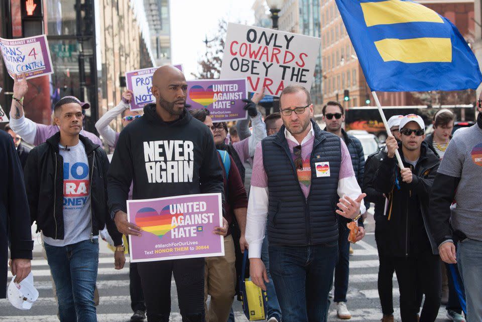 Karamo Brown, en el centro, y Brandon Wolf marchan durante la Campaña de Derechos Humanos, el sábado en la Marcha por Nuestras Vidas en Washington, D.C. (Foto: Campaña de Derechos Humanos/Facebook)
