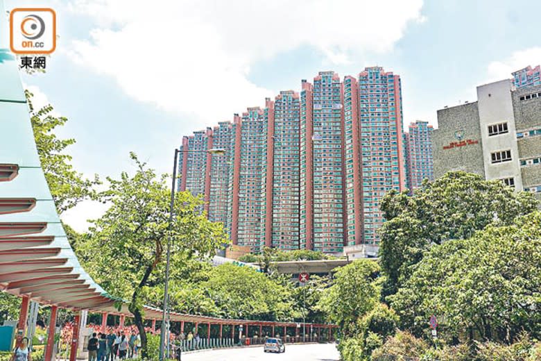 盈翠半島套三房海景戶，獲剛取得香港永久居民身份證的內地專才以975萬元承接。