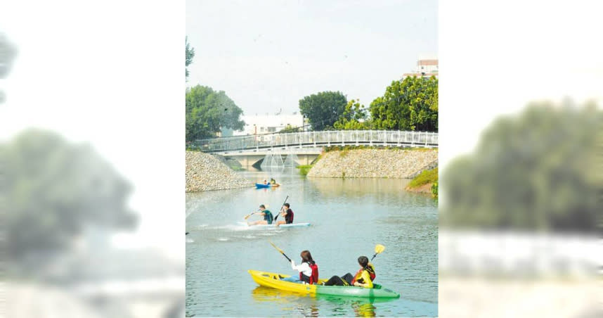 萬年溪整治有成，復興公園引入溪水，已達可以進行水上遊憩的清澈。（圖／林和生攝）