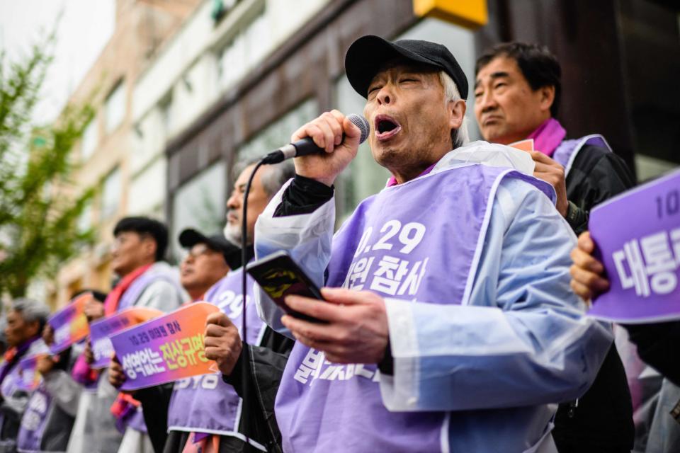 南韓梨泰院事件家屬組成團體究責與要求賠償。圖片來源：Anthony WALLACE / AFP)