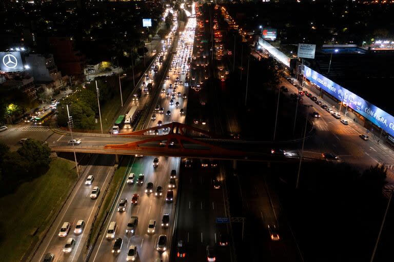 Avenida General Paz sin luz. En el tramo de la av. General Paz que va desde la cancha de Platense hasta el Acceso Norte (Dot) se observa que una de las manos no tiene la ilumninación en funcionamiento. Es notoria el contraste con la mano que va hacia Libertador.
