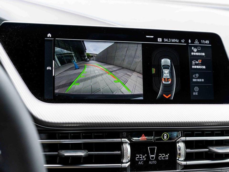 全新首創BMW 2系列Gran Coupé標準配備BMW Personal CoPilot智慧駕駛輔助科技，其中自動倒車輔助系統使窄巷會車不再是件難事，即使是新手上路也能輕鬆攻克艱難路徑。
