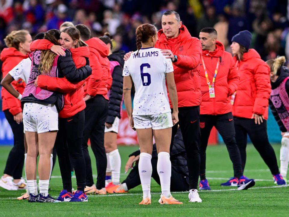 Vlatko Andonovski speaks to Lynn Williams following the USWNT's World Cup loss to Sweden.