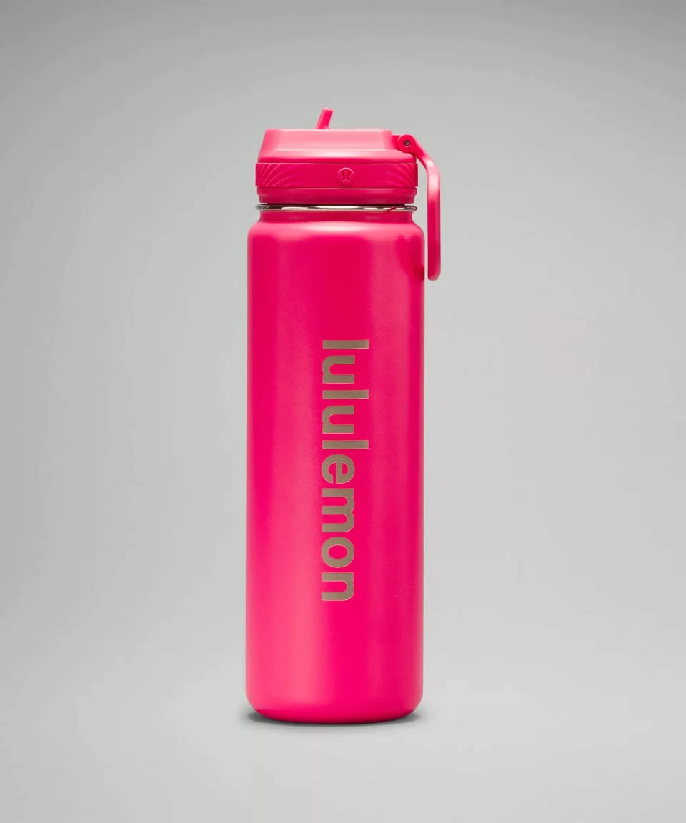 Botella deportiva Back to Life con pajita en la tapa, 700 ml. Imagen vía lululemon.