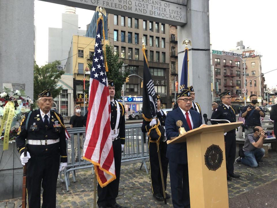 紐約華裔美國退伍軍人會11日傍晚在曼哈頓華埠且林士果「華裔軍人忠烈坊」前，舉行九一一悼念儀式，講話者為伍元天。（記者顏潔恩／攝影）