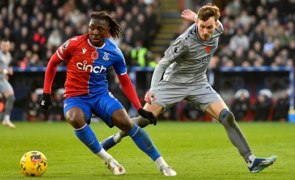 Crystal Palace's Eberechi Eze in action against Everton's Jarrad Branthwaite