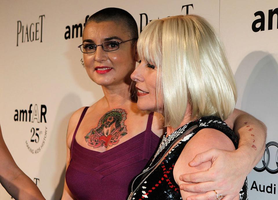 Sinead O’Connor, avec son tatouage de Jésus, embrasse la chanteuse Deborah Harry lors du gala Inspiration 2011 de l’amfAR à Los Angeles. <a href="https://www.gettyimages.com/detail/news-photo/singers-sinead-oconnor-and-deborah-harry-attend-the-the-news-photo/130660855?adppopup=true" rel="nofollow noopener" target="_blank" data-ylk="slk:Jeff Vespa/Getty Images for amfAR;elm:context_link;itc:0;sec:content-canvas" class="link ">Jeff Vespa/Getty Images for amfAR</a>