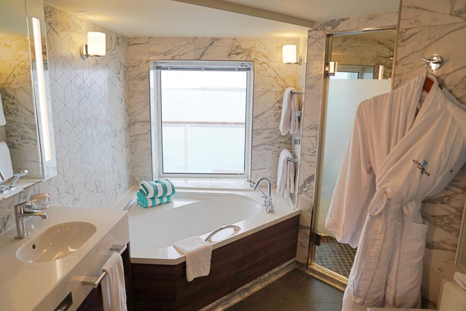 擁有大浴缸的行政套房衛浴設備，提供旅客尊寵享受。