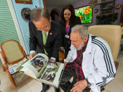 Foto difundida por el cibersitio Cubadebate que muestra al secretario general de la ONU Ban Ki-moon visitando al expresidente de Cuba Fidel Castro en La Habana, Cuba, el martes 28 de enero de 2014. (Foto de AP/Cubadebate, Alex Castro)