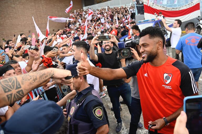 Miguel Borja y otros jugadores saludan a hinchas en la llegada de la delegación de River al hotel de Córdoba