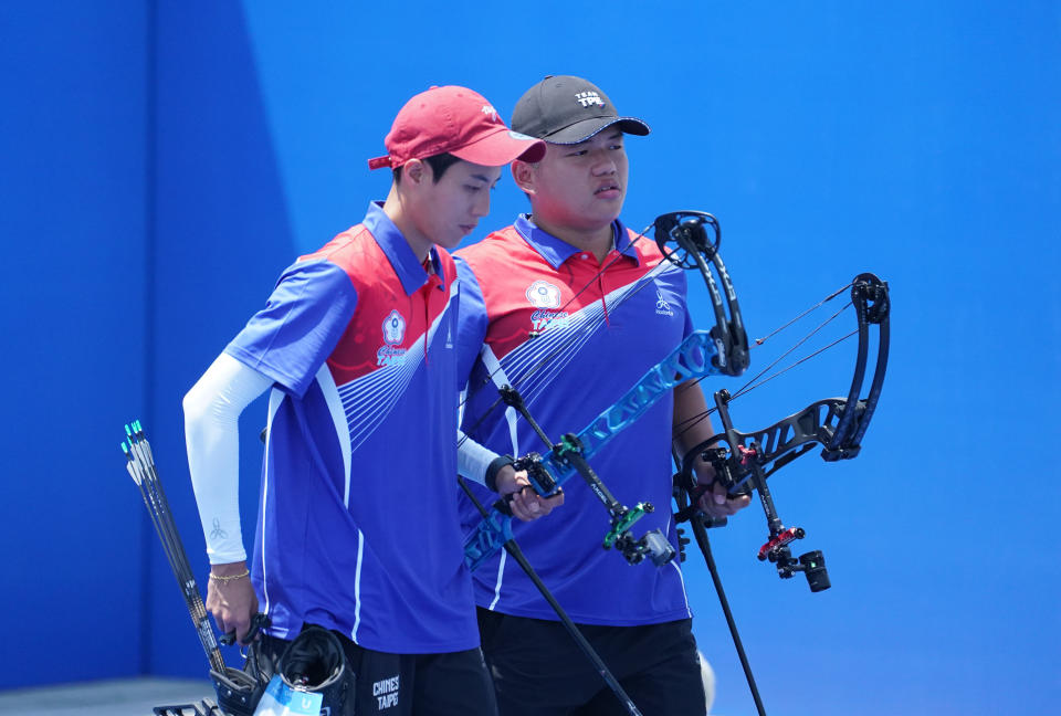 台灣射箭複合弓混雙組合林明靜（左）與吳子瑋（右）30日在成都世界大學運動會銅牌戰，以158比155擊退中國大陸，拿下銅牌。（圖／大專體總提供）
