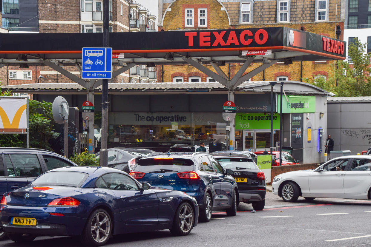 LONDON, UNITED KINGDOM - 2021/10/03: Cars queue at a reopened Texaco station in Central London. 
Many stations in the UK have run out of petrol due to a shortage of truck drivers linked to Brexit, along with panic buying. (Photo by Vuk Valcic/SOPA Images/LightRocket via Getty Images)