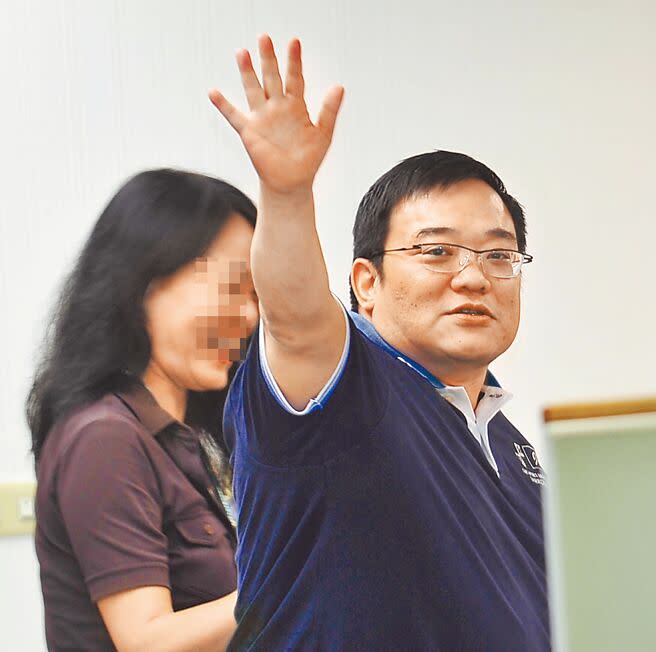 監察院長陳菊擔任高雄市長時的辦公室主任洪智坤（右）。（本報資料照片）