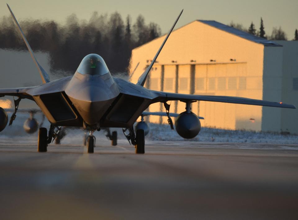 2012年11月30日，美軍F-22戰機準備從關島安德森空軍基地起飛。路透社