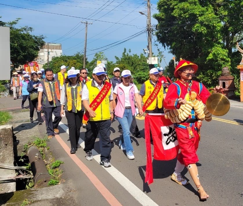 保生大帝九庄輪祀繞境隊伍由「報馬仔」作前導，除了探路外，也提醒沿途觸犯禁忌的居民先行迴避。   圖：三芝區公所提供