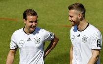 Foto del miércoles de Mario Goetze (I) y Shkodran Mustafi en el entrenamiento de la selección alemana en Ascona, Suiza. Mayo 25, 2016. REUTERS/Arnd Wiegmann