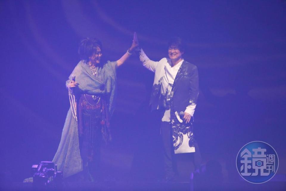 齊豫（左）爆料，曾邀請周華健（右）演唱〈天下有情人〉失敗，因此「錯失當歌后的機會」。