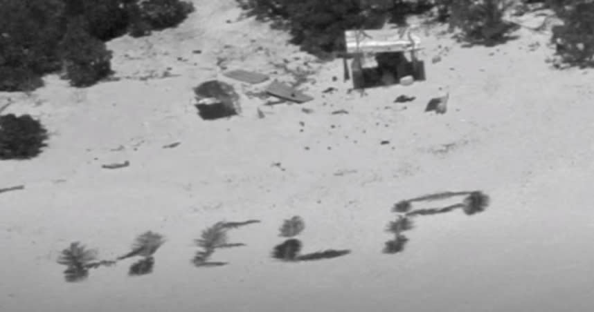 3名受困的船員利用棕櫚葉拼出「救命」字樣成功獲救。（圖／翻攝自美國海岸巡防隊）