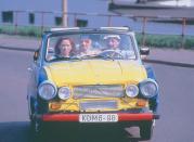 Und noch ein deutsches Kultauto aus den frühen 90er-Jahren: In "Go Trabi Go" wollen Udo Struutz (Wolfgang Stumph), Ehefrau Rita (Marie Gruber) und Tochter Jacqueline (Claudia Schmutzler) Italienurlaub machen. Hingucker war der Volkswagen der ehemaligen DDR: In der Roadmovie-Komödie von 1991 spielte der Zwickauer Zweitakter eine tragende Rolle. (Bild: Eurovideo)