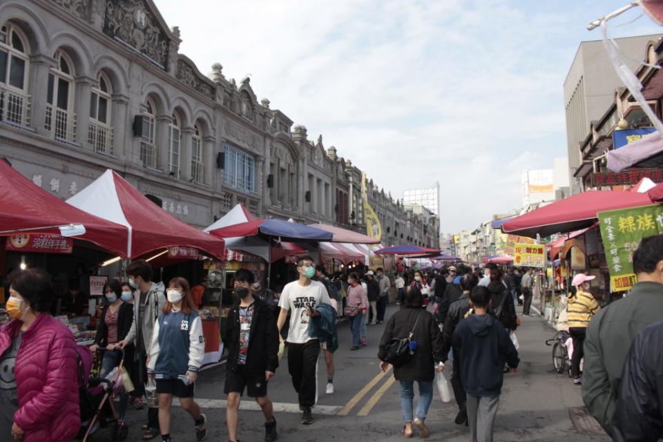 新化年貨大街二十二日登場，首日即吸引不少民眾到場。 （記者黃文記攝）