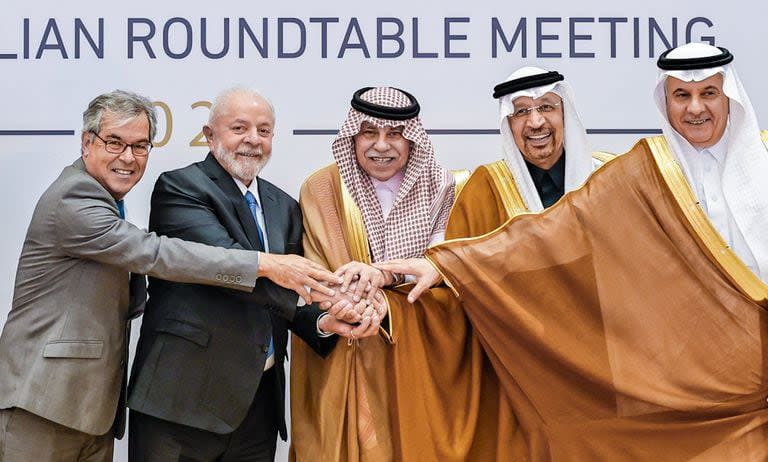 Luiz Inacio Lula da Silva, presidente de Brasil, posa para las fotos en la sesión de clausura de la Mesa Redonda Brasil-Arabia Saudita en el Hotel Ritz-Carlton.