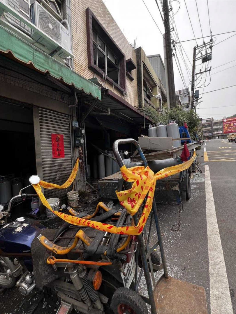 現場因氣爆遍地散落玻璃碎片及雜物。（圖／翻攝畫面）