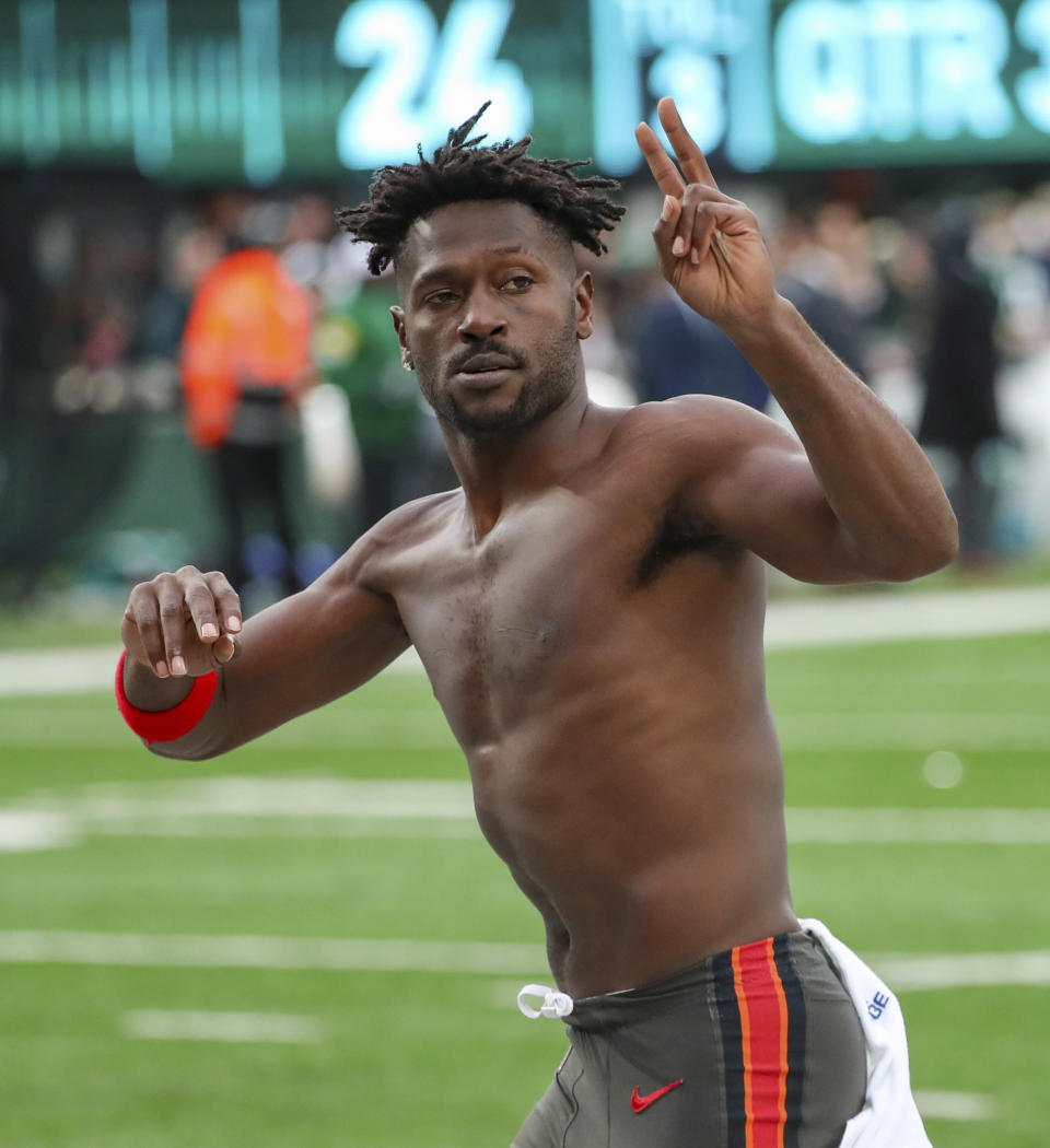 Tampa Bay Buccaneers wide receiver Antonio Brown (81) gestures to the crowd as he leaves the field while his team's offense is on the field against the New York Jets during the third quarter of an NFL football game Sunday, Jan. 2, 2022, in East Rutherford, N.J. Brown left the game and did not return. (Andrew Mills/NJ Advance Media via AP)