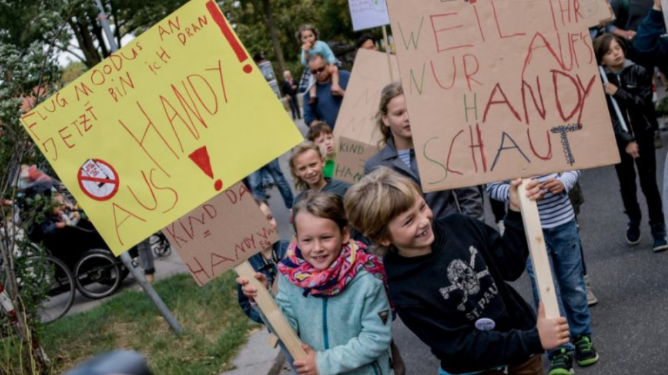 Niños marcharon para reclamar la atención de sus padres. Foto: <a href="https://de.nachrichten.yahoo.com/kinder-demonstrieren-hamburg-gegen-handy-110957213.html?guccounter=1" data-ylk="slk:Axel Heimken;elm:context_link;itc:0;sec:content-canvas;outcm:mb_qualified_link;_E:mb_qualified_link;ct:story;" class="link  yahoo-link">Axel Heimken</a>