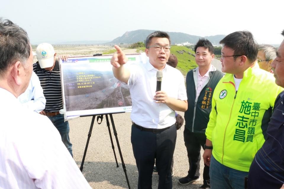 蔡其昌向當地民眾說明堤防護岸整治作業進度。   圖 : 蔡其昌辦公室/提供