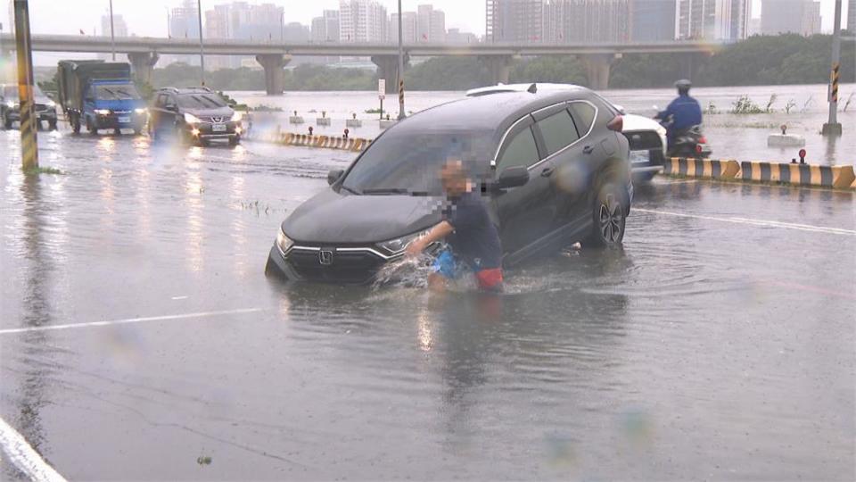 暴雨釀災！大漢溪暴漲水淹路面　汐止轎車險遭滅頂2人平安脫困