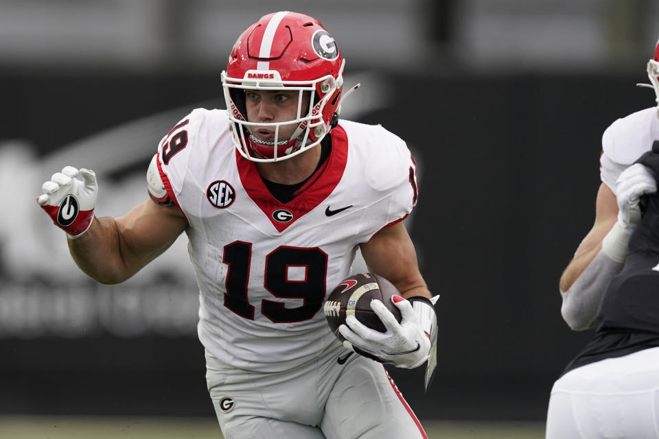 Georgia tight end Brock Bowers (19) runs with the ball after a catch against Vanderbilt in the first half of an NCAA college football game Saturday, Oct. 14, 2023, in Nashville, Tenn. (AP Photo/George Walker IV)