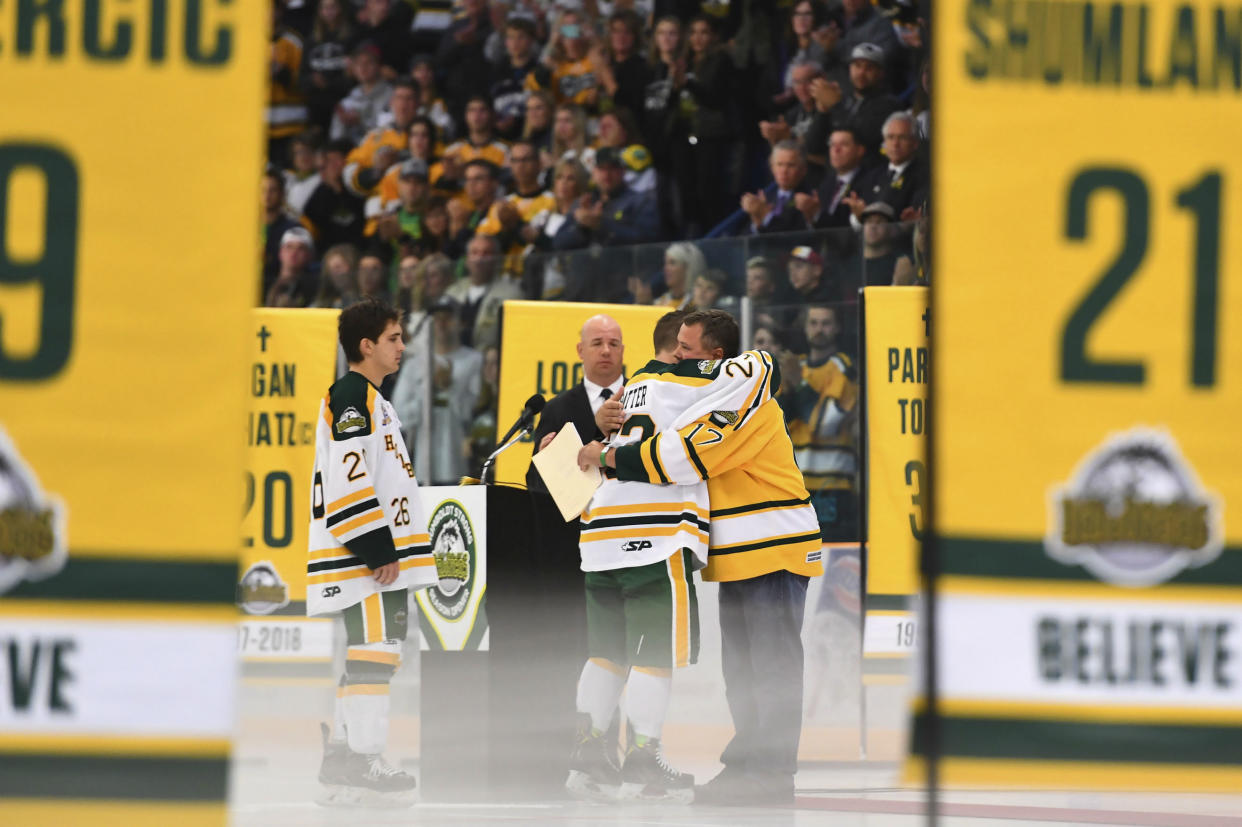 Brayden Camrud y Derek Patter, dos sobrevivientes del accidente de autobús que se llevó a 16 vidas, vuelven a jugar un partido de hockey sobre hielo. | Foto: AP