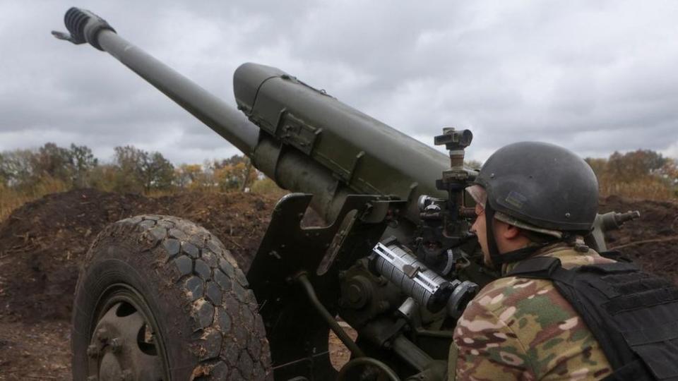 Un miembro de la guardia ucraniana disparando a posiciones rusas.