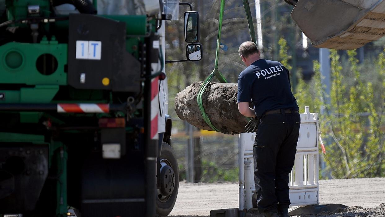 Die entschärfte Weltkriegsbombe wird von Sprengmeister Dietmar Püpke für den Abtransport vorbereitet. Foto: Britta Pedersen