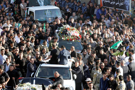 Kurdish mourners surround the car carrying the coffin of former Iraqi president Jalal Talabani in Sulaimaniya, Iraq, October 6, 2017. REUTERS/Ako Rasheed